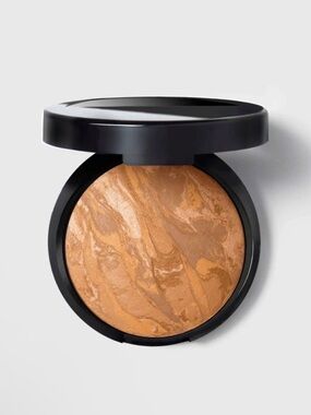 BNIB Laura Geller Baked Balance-N-Glow Illuminating Foundation in Sand